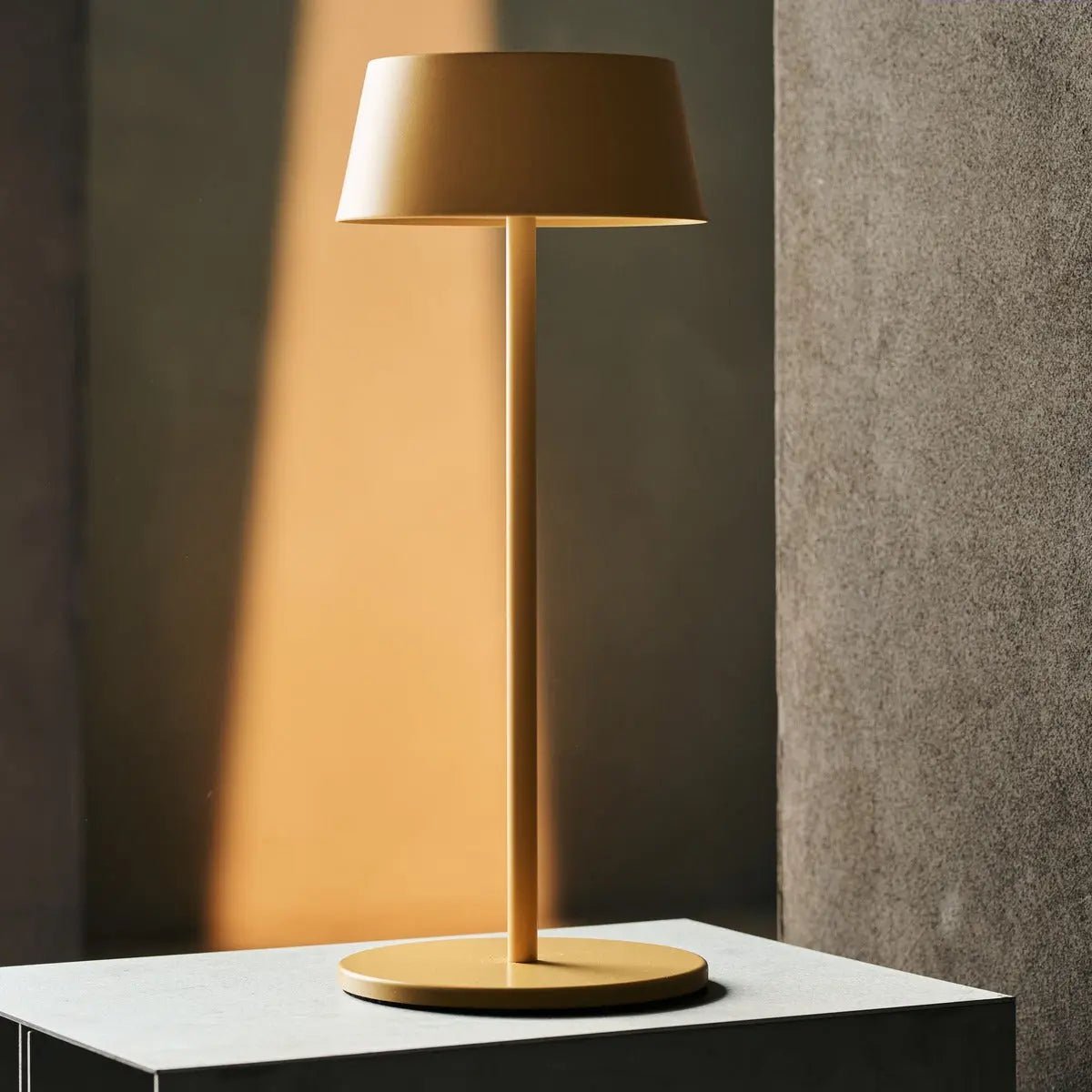 Hugo Tischlampe Amber Yellow – kabellos, dimmbar & wiederaufladbar