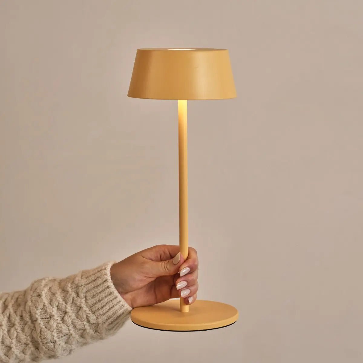 Hugo Tischlampe Amber Yellow – kabellos, dimmbar & wiederaufladbar
