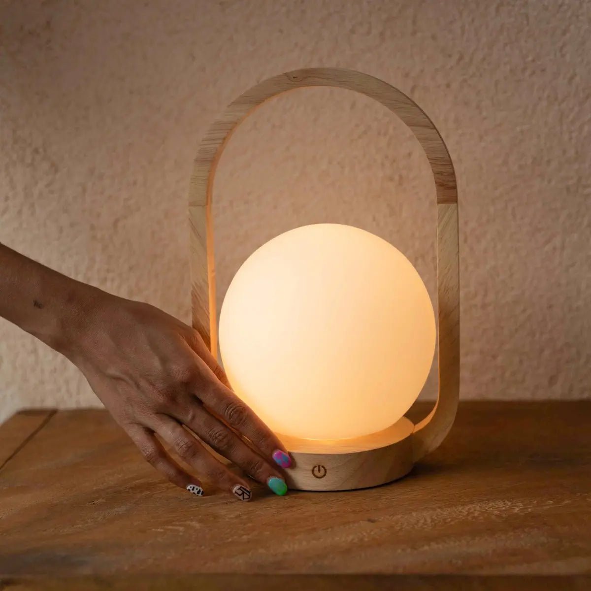 Skye Kabellose Tischlampe aus Holz – Dimmbar & Wiederaufladbar