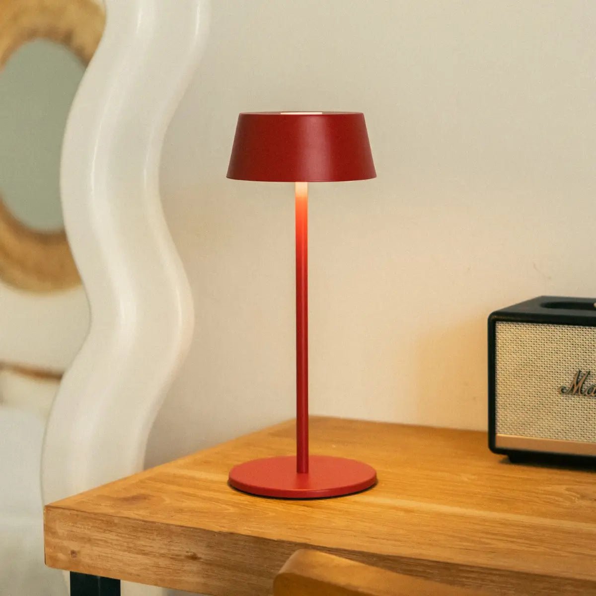 Hugo Berry Red – Wiederaufladbare Eisen-Tischlampe | Dimmbar, kabellos und stilvoll