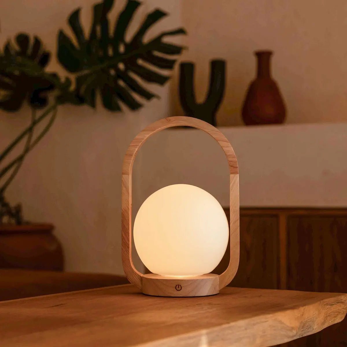 Skye Kabellose Tischlampe aus Holz – Dimmbar & Wiederaufladbar