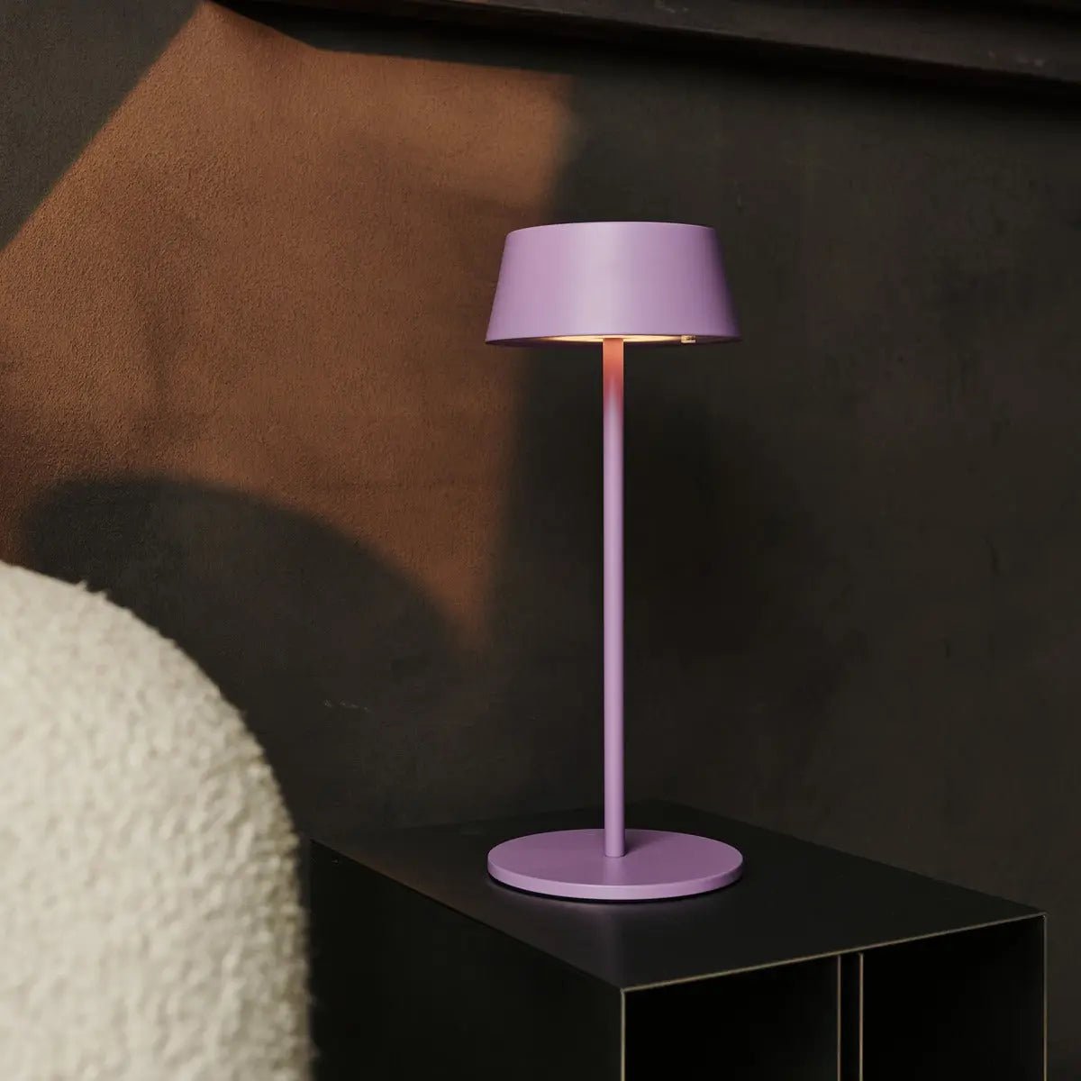 Hugo Violet Lila Tischlampe – Dimmbar, kabellos & wiederaufladbar