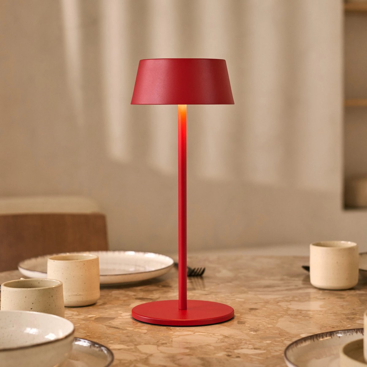 Hugo Berry Red – Wiederaufladbare Eisen-Tischlampe | Dimmbar, kabellos und stilvoll