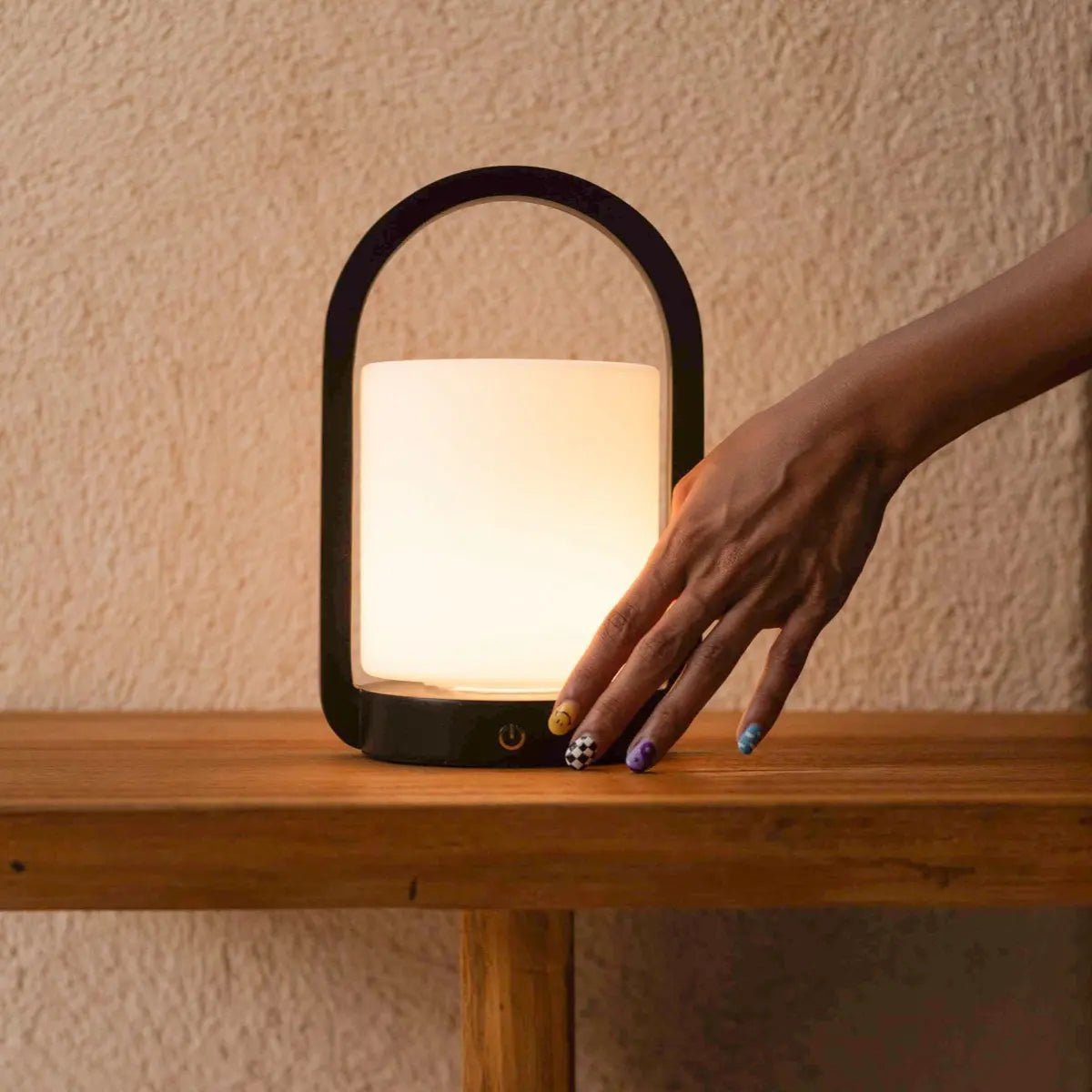 George dunkelbraune Holzlampe – wiederaufladbar, dimmbar und tragbar