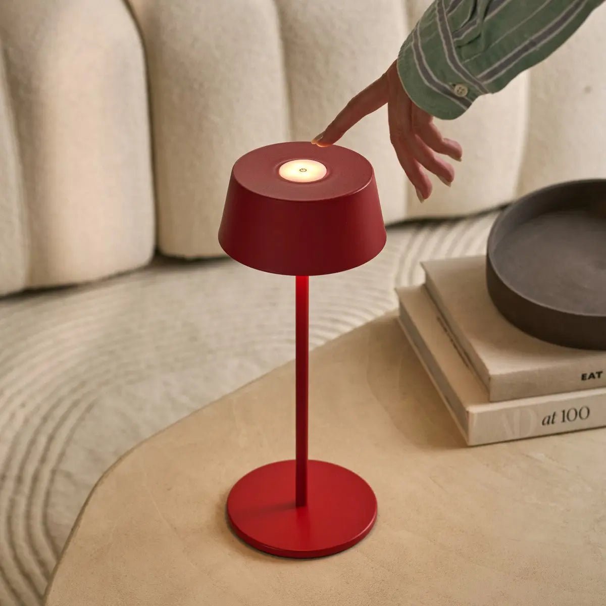 Hugo Berry Red – Wiederaufladbare Eisen-Tischlampe | Dimmbar, kabellos und stilvoll