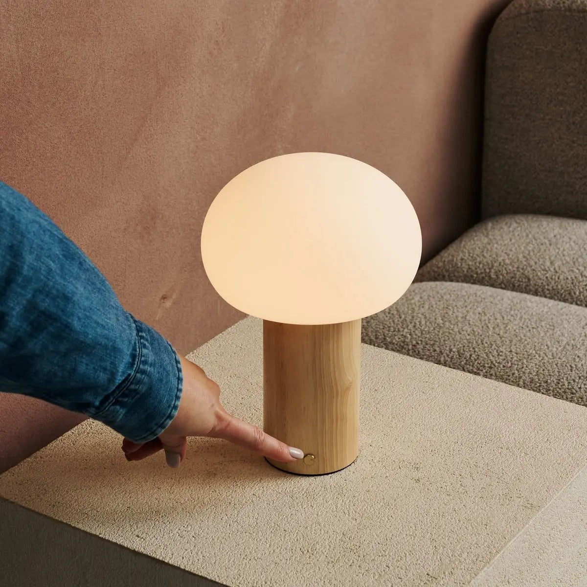 Sam Holztischlampe – Hellbraun mit Glas, wiederaufladbar & dimmbar