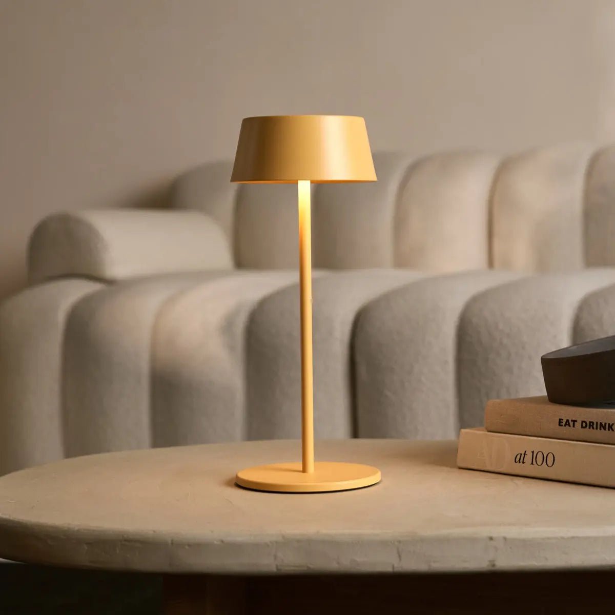 Hugo Tischlampe Amber Yellow – kabellos, dimmbar & wiederaufladbar