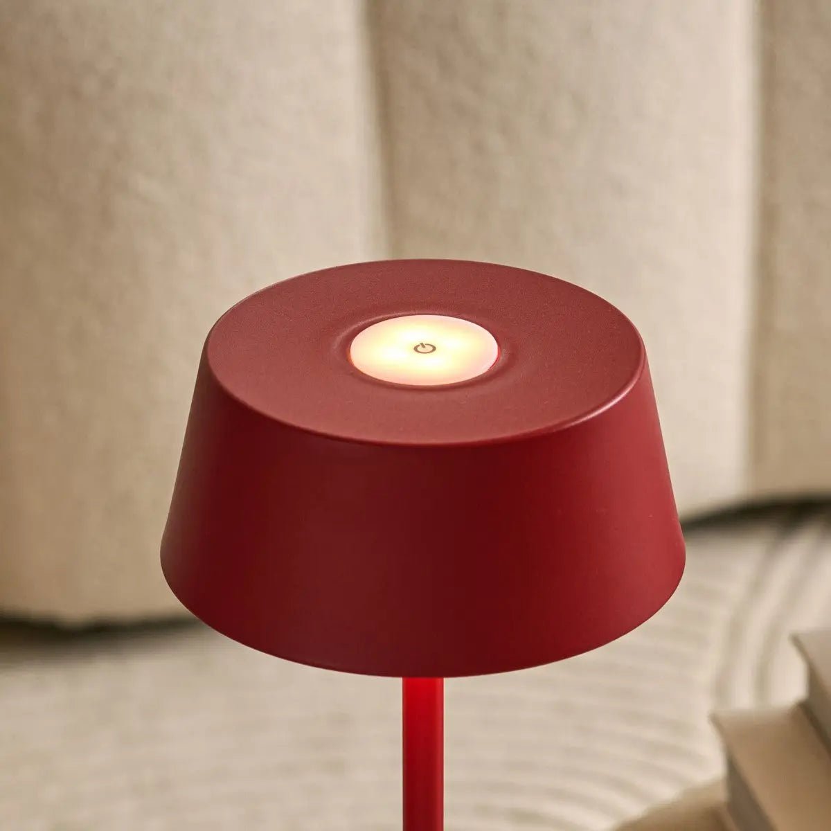 Hugo Berry Red – Wiederaufladbare Eisen-Tischlampe | Dimmbar, kabellos und stilvoll