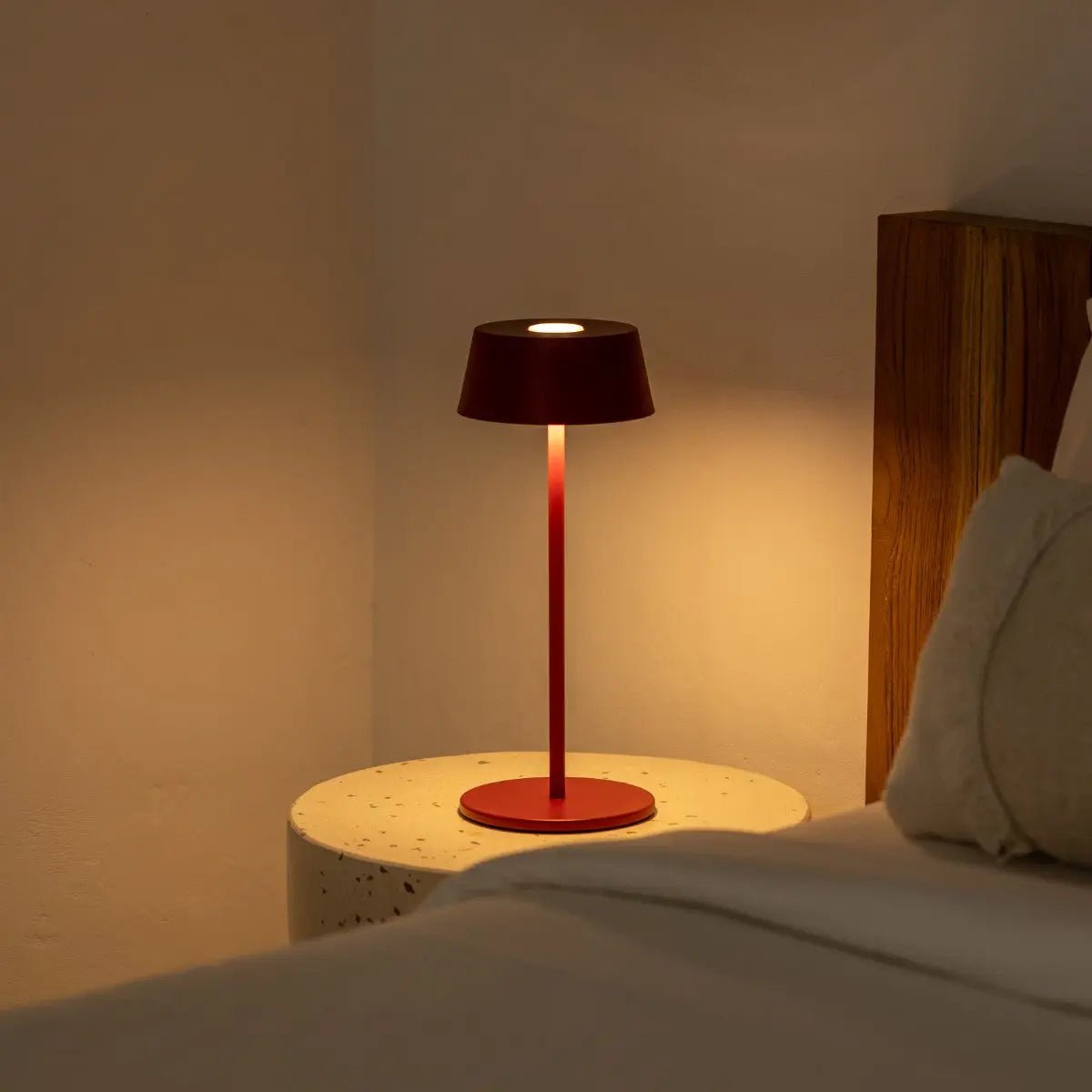 Hugo Berry Red – Wiederaufladbare Eisen-Tischlampe | Dimmbar, kabellos und stilvoll