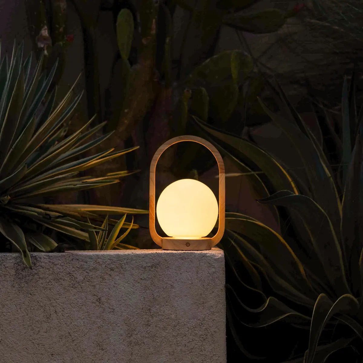 Skye Kabellose Tischlampe aus Holz – Dimmbar & Wiederaufladbar