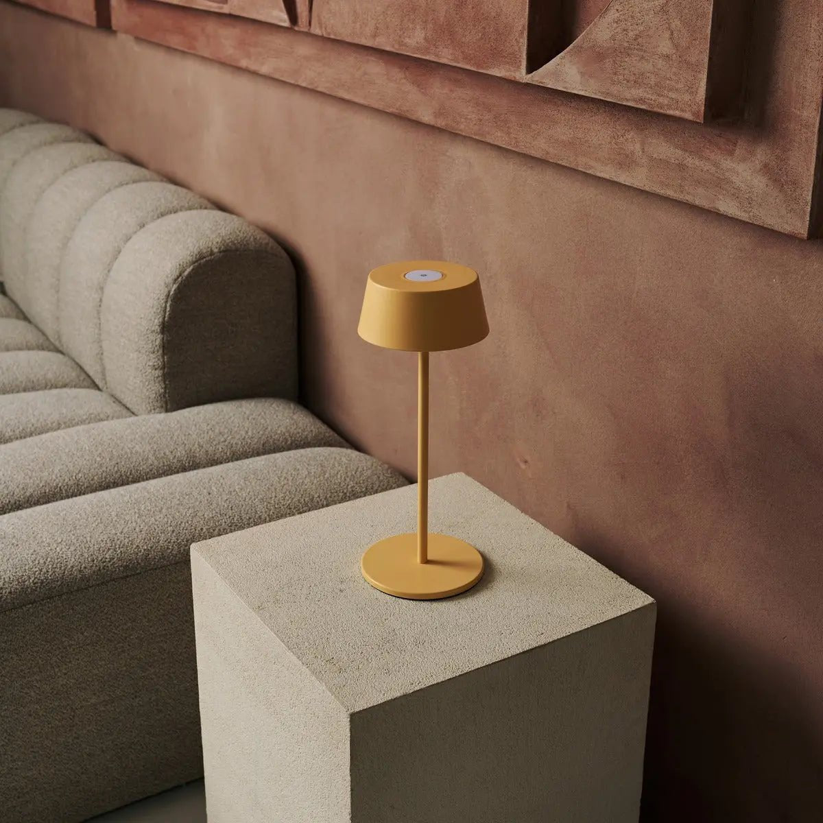 Hugo Tischlampe Amber Yellow – kabellos, dimmbar & wiederaufladbar