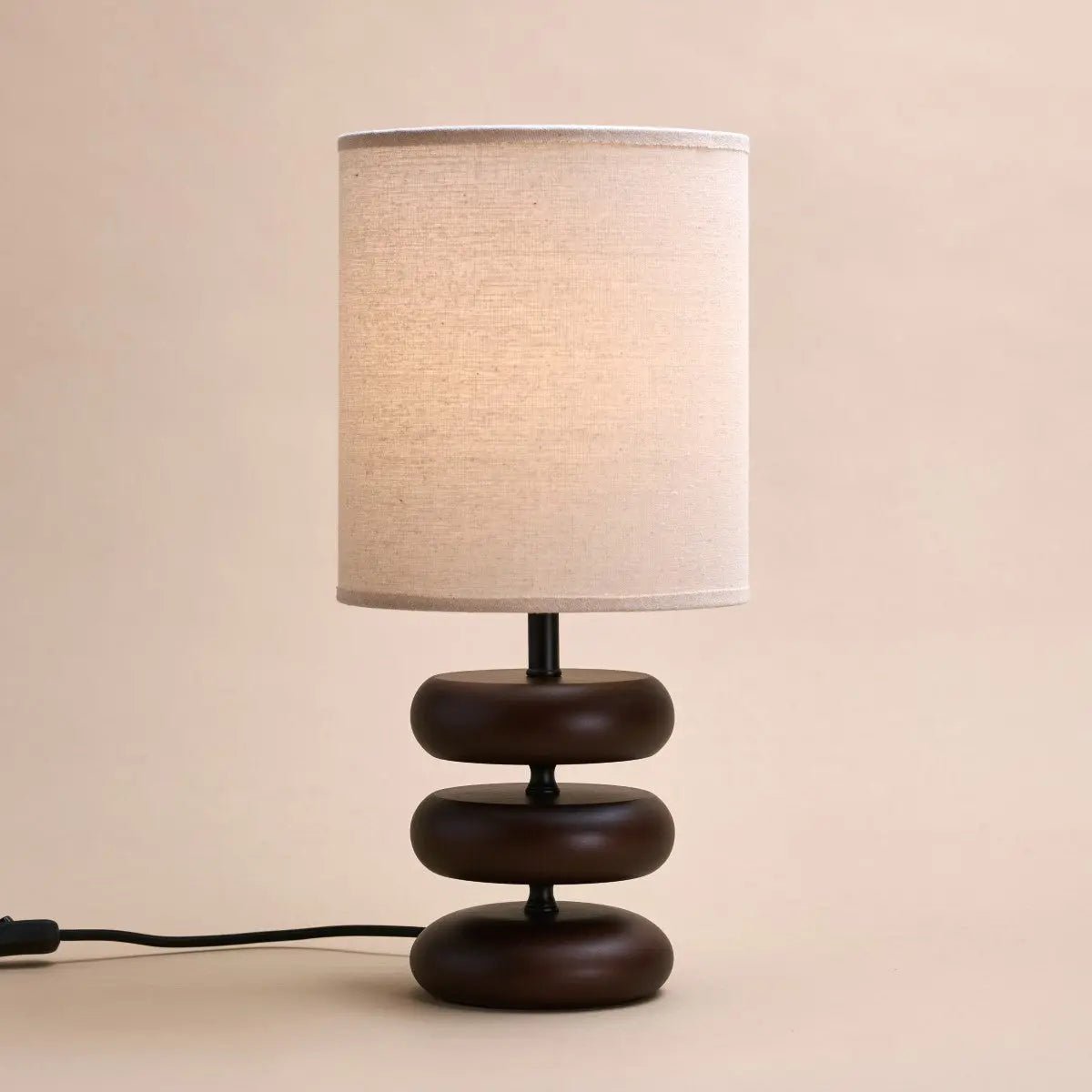 Lara Holztischlampe – Dunkelbraun mit Leinenschirm