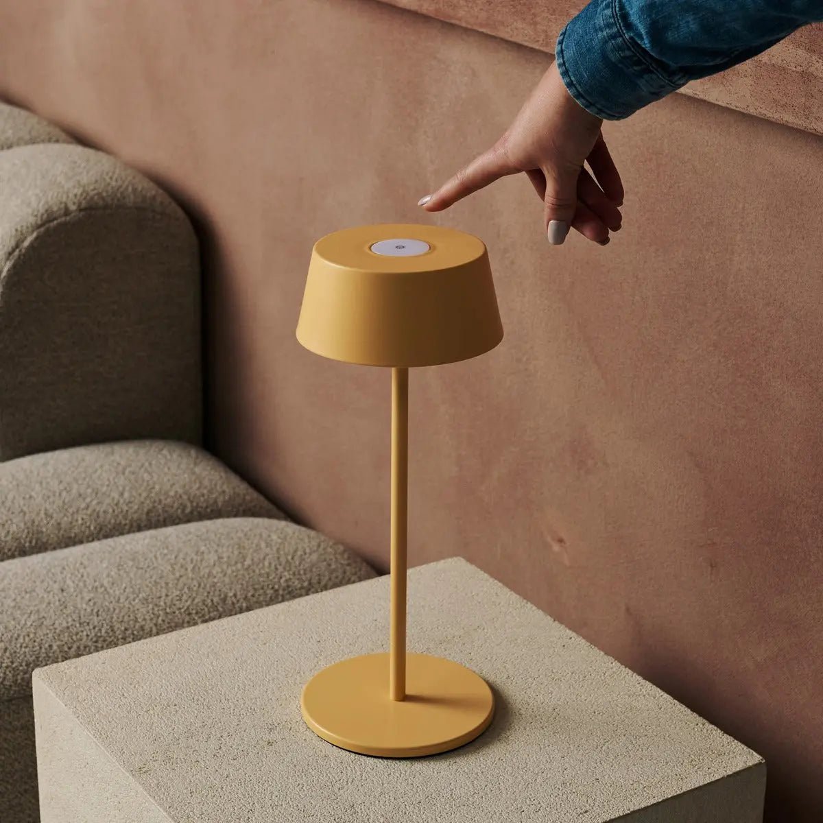 Hugo Tischlampe Amber Yellow – kabellos, dimmbar & wiederaufladbar