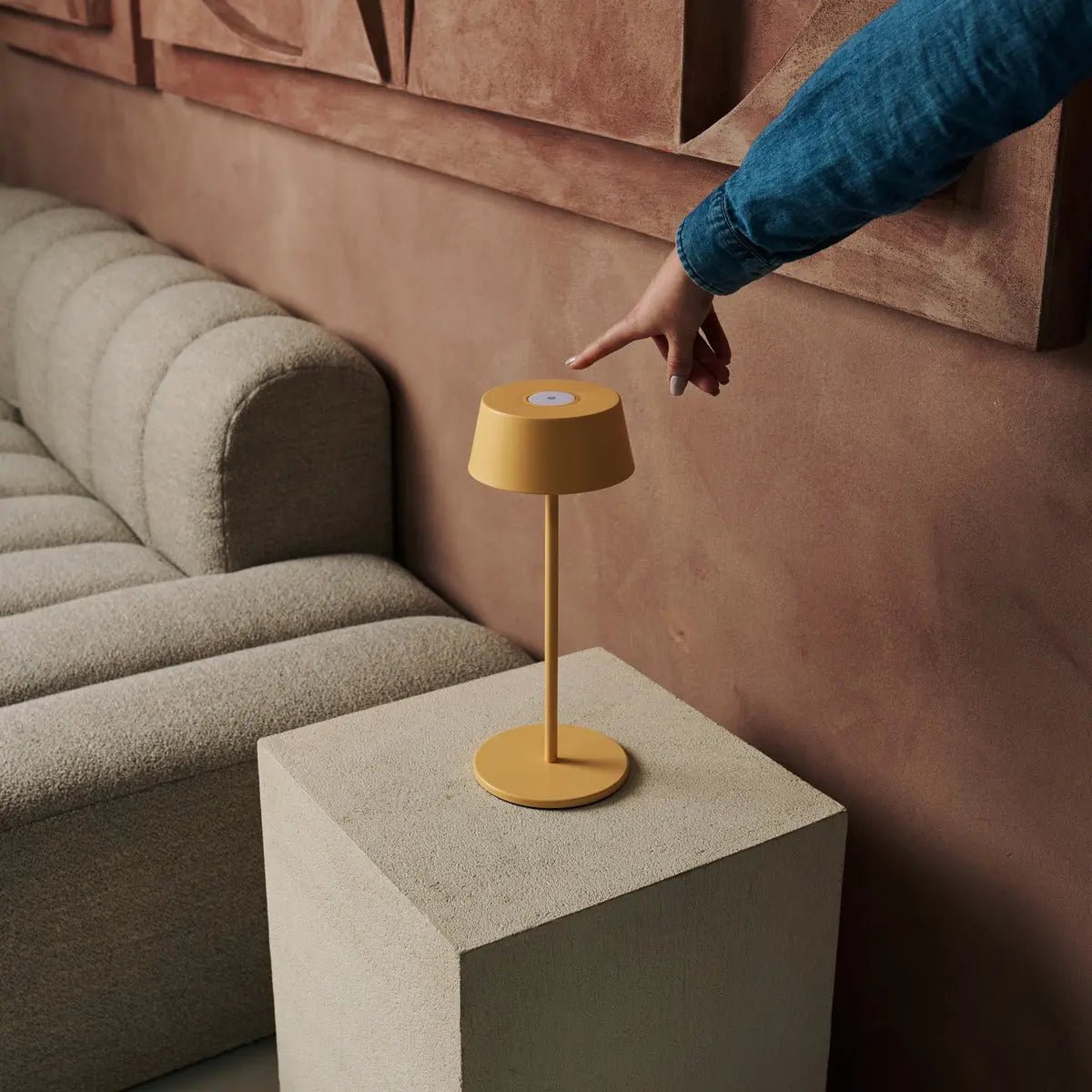 Hugo Tischlampe Amber Yellow – kabellos, dimmbar & wiederaufladbar