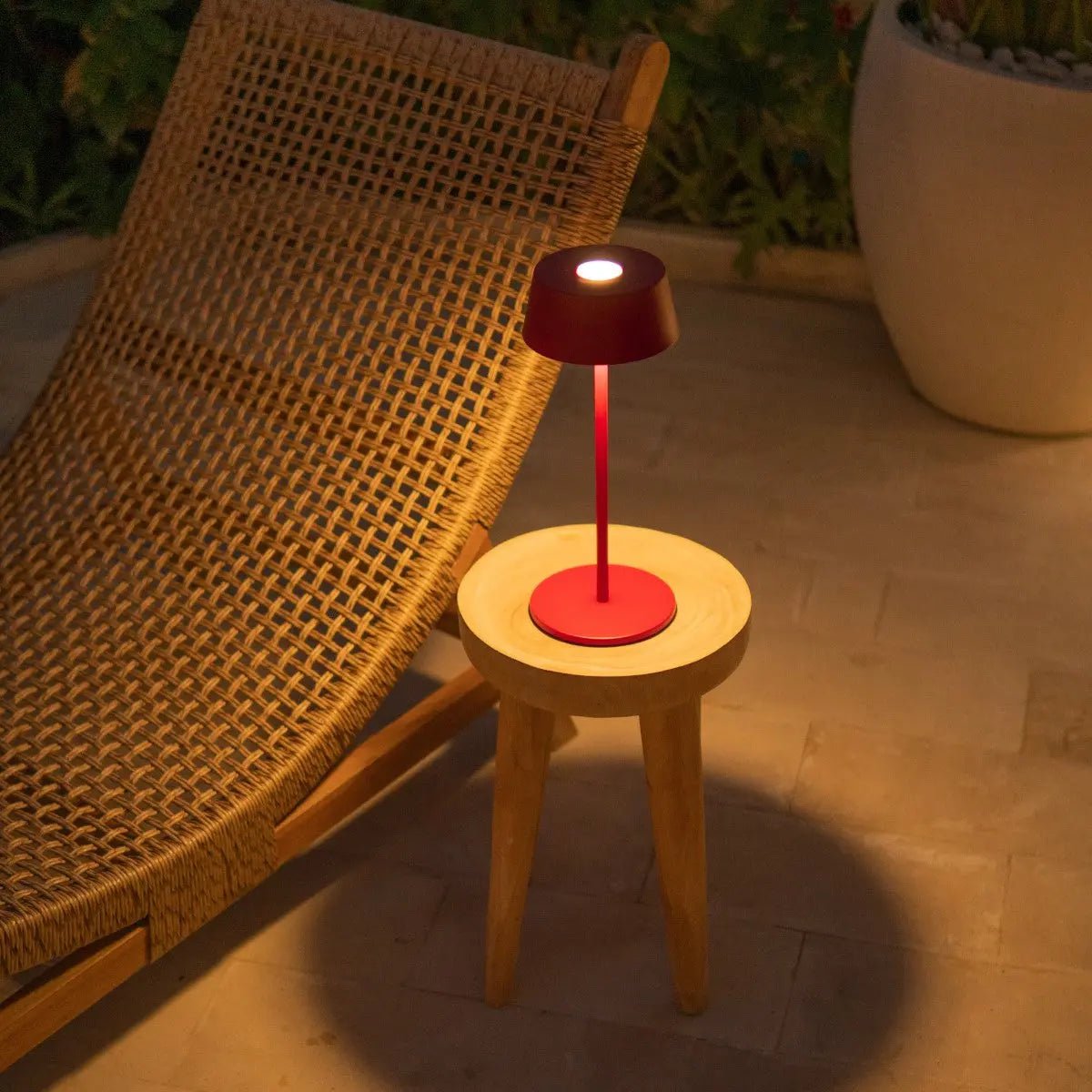Hugo Berry Red – Wiederaufladbare Eisen-Tischlampe | Dimmbar, kabellos und stilvoll