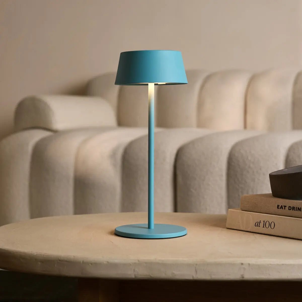 Hugo Tischlampe Amsterdam Blue – Wiederaufladbar, kabellos & dimmbar