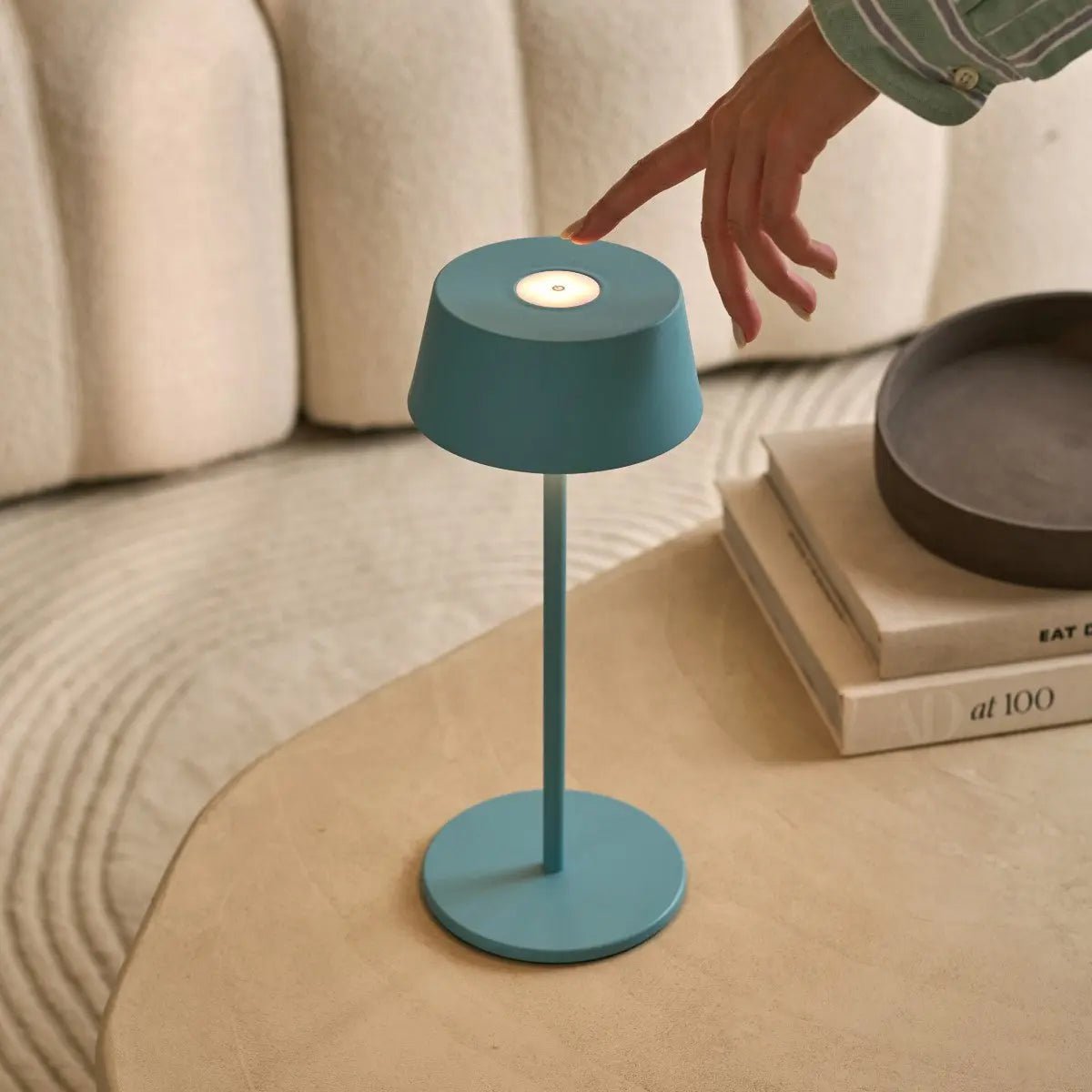 Hugo Tischlampe Amsterdam Blue – Wiederaufladbar, kabellos & dimmbar