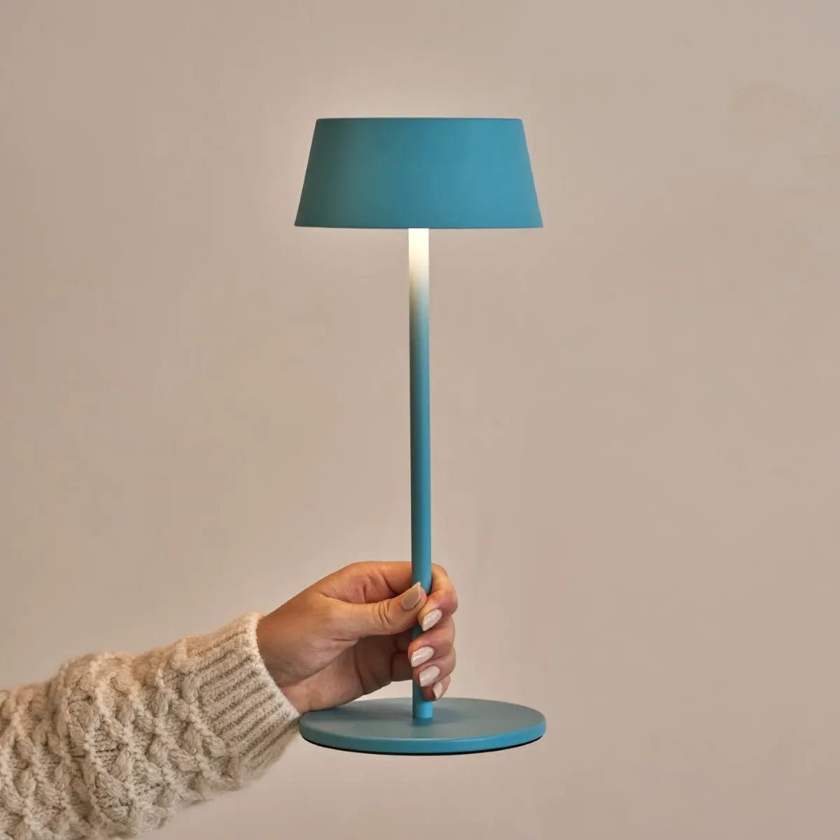 Hugo Tischlampe Amsterdam Blue – Wiederaufladbar, kabellos & dimmbar