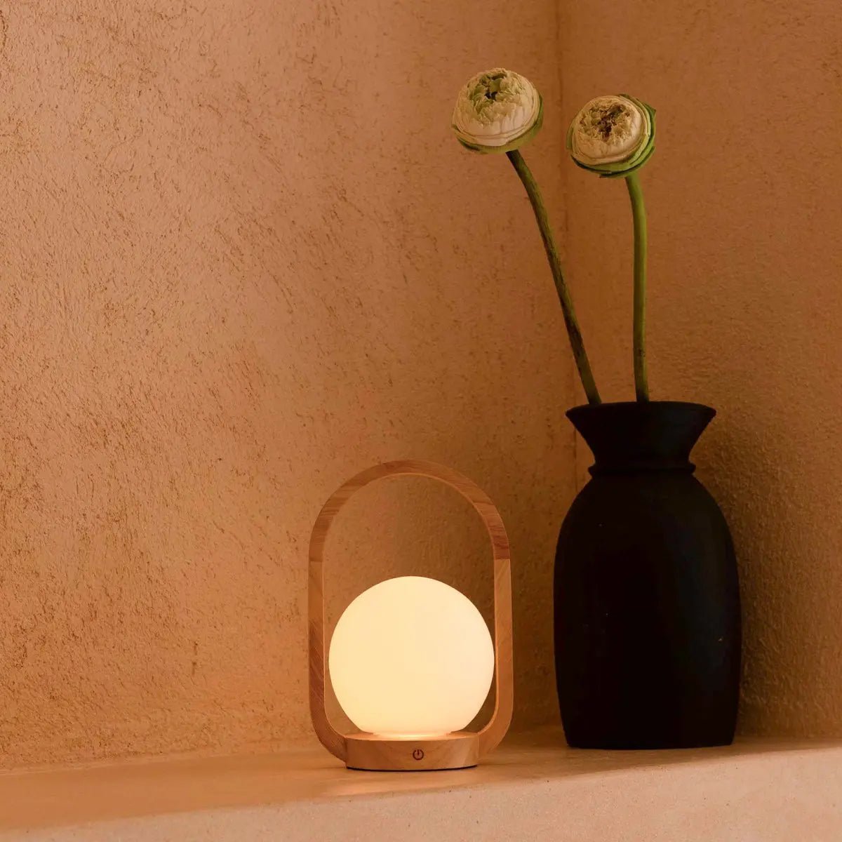 Skye Kabellose Tischlampe aus Holz – Dimmbar & Wiederaufladbar