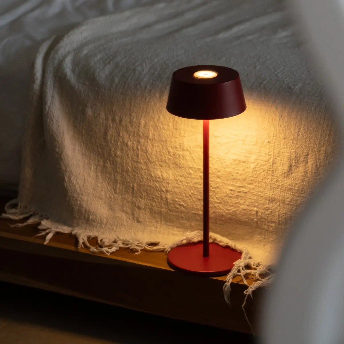 Hugo Berry Red – Wiederaufladbare Eisen-Tischlampe | Dimmbar, kabellos und stilvoll
