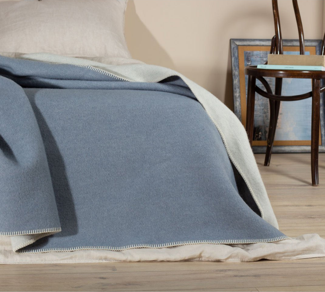 Wolldecke aus 100 % neuseeländischer Wolle – Blauer Nebel
