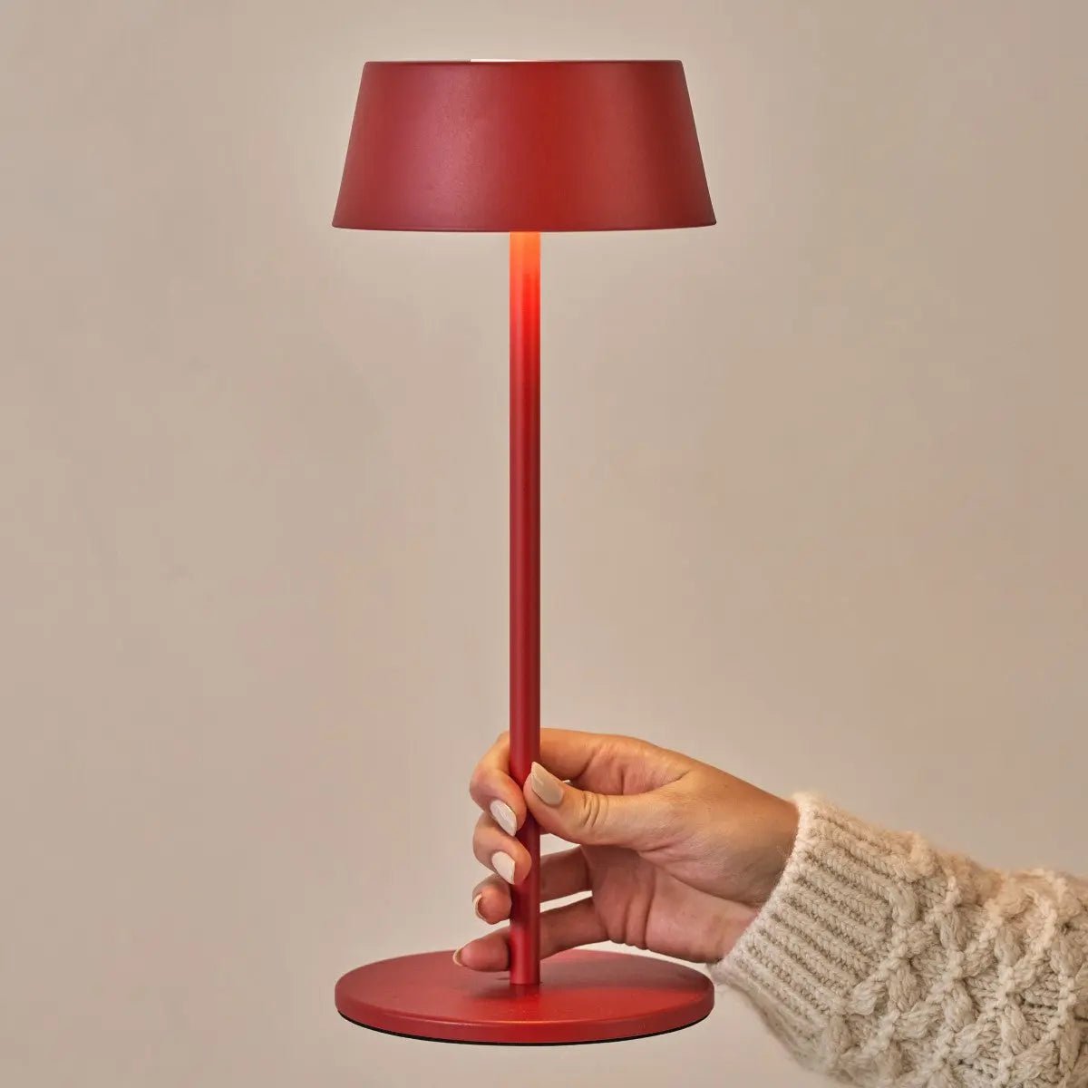 Hugo Berry Red – Wiederaufladbare Eisen-Tischlampe | Dimmbar, kabellos und stilvoll