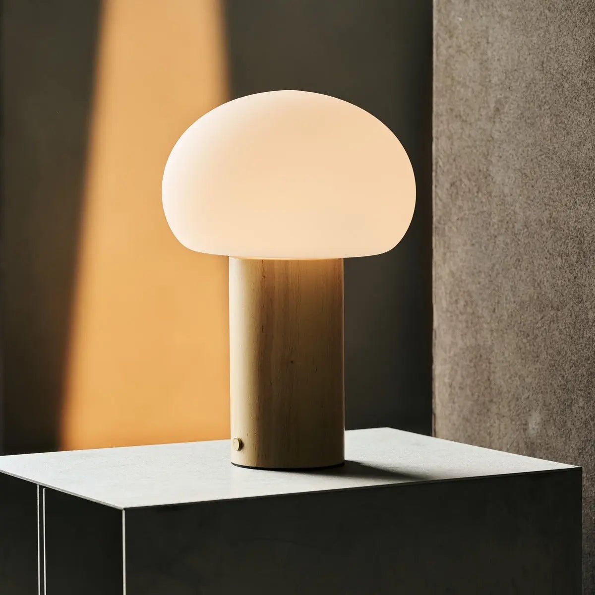 Sam Holztischlampe – Hellbraun mit Glas, wiederaufladbar & dimmbar