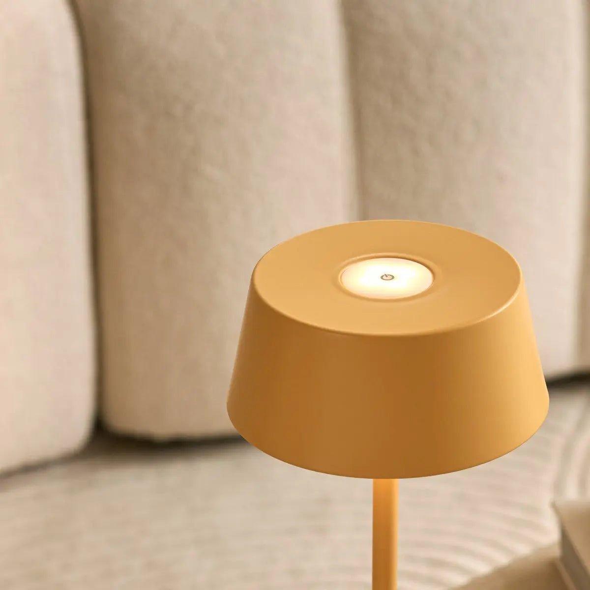 Hugo Tischlampe Amber Yellow – kabellos, dimmbar & wiederaufladbar
