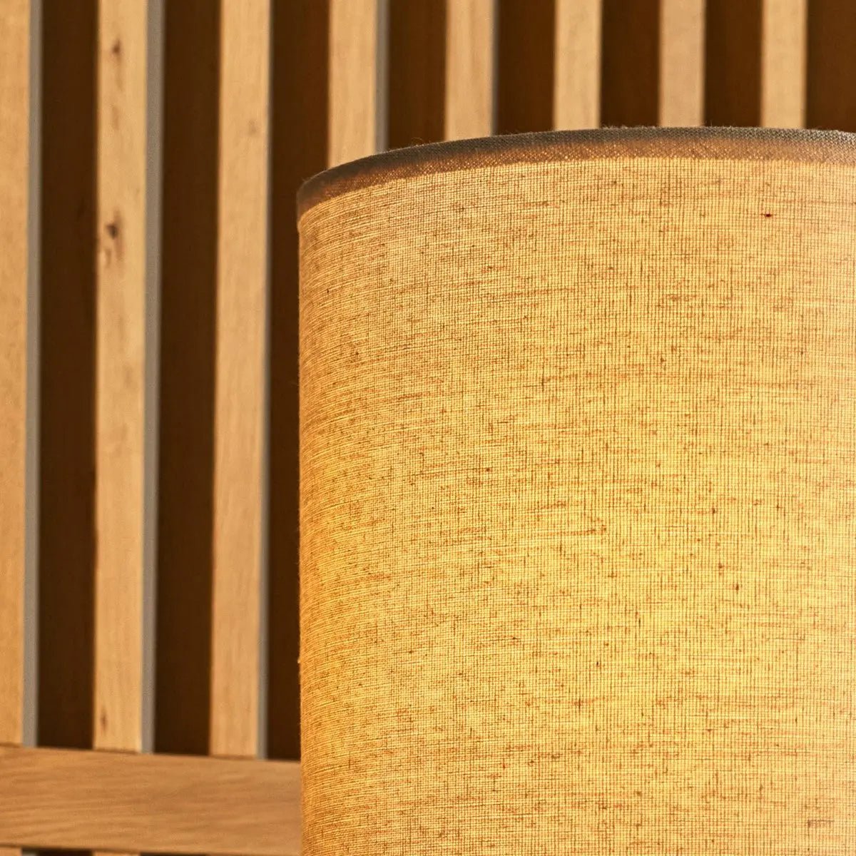 Lara Holztischlampe – Dunkelbraun mit Leinenschirm