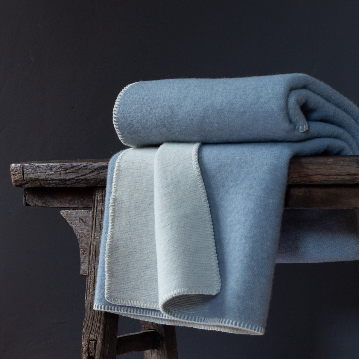 Wolldecke aus 100 % neuseeländischer Wolle – Blauer Nebel