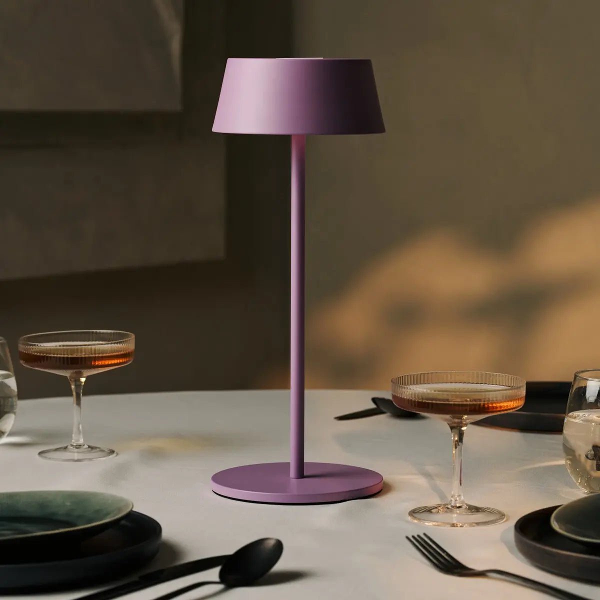 Hugo Violet Lila Tischlampe – Dimmbar, kabellos & wiederaufladbar