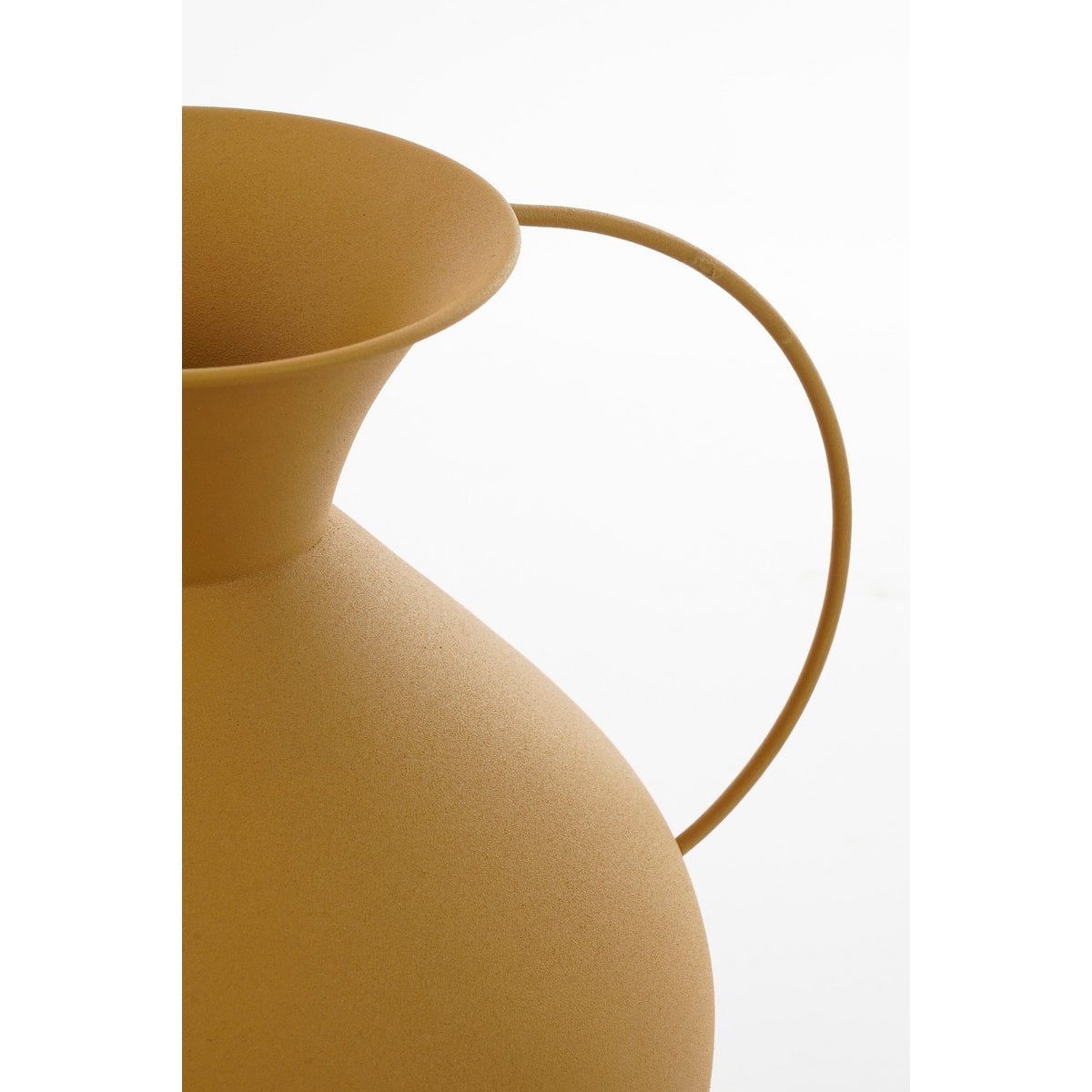 Metallvase mit Henkel – Ockergelb