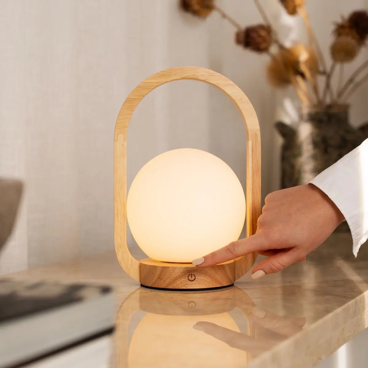 Skye Kabellose Tischlampe aus Holz – Dimmbar & Wiederaufladbar