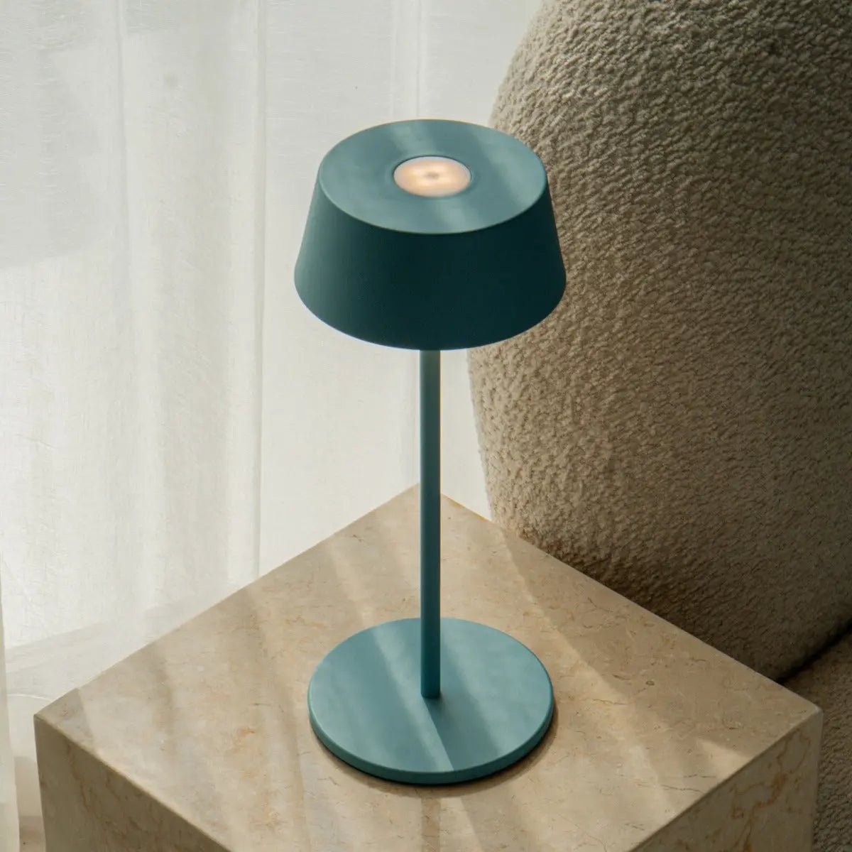 Hugo Tischlampe Amsterdam Blue – Wiederaufladbar, kabellos & dimmbar