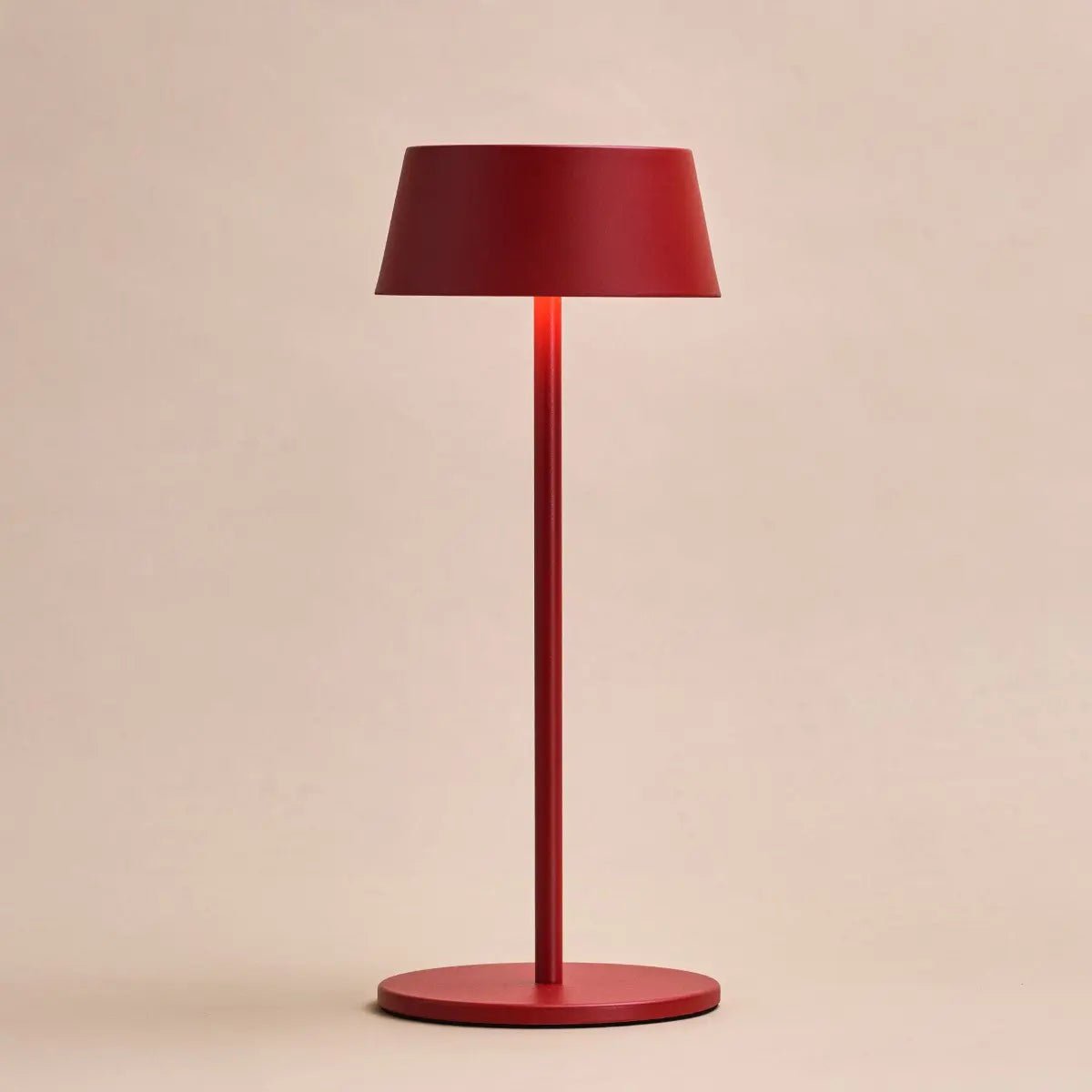 Hugo Berry Red – Wiederaufladbare Eisen-Tischlampe | Dimmbar, kabellos und stilvoll