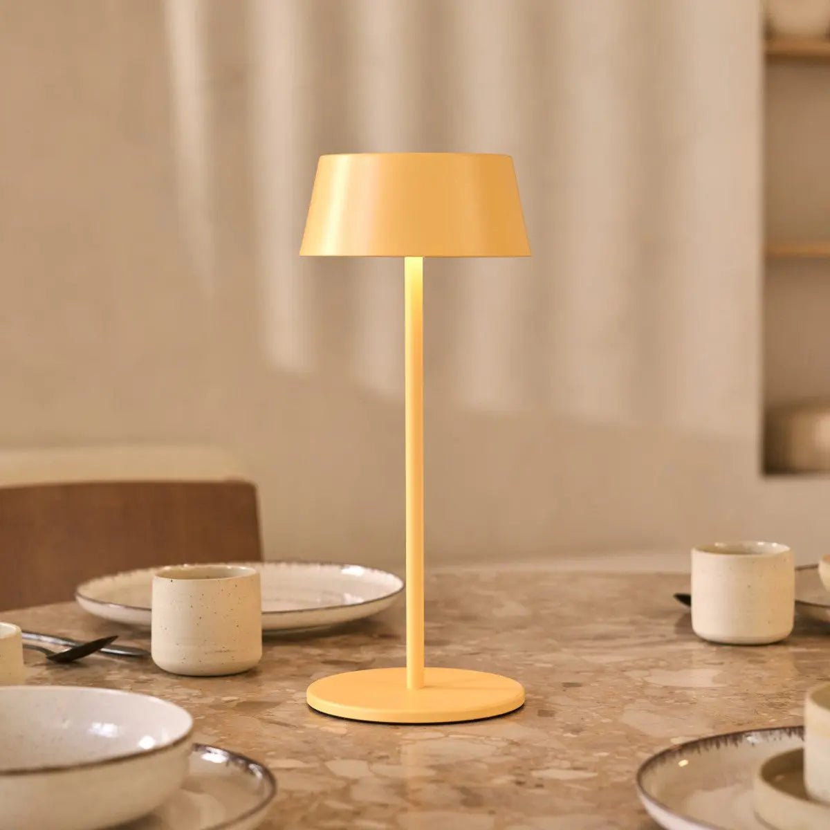 Hugo Tischlampe Amber Yellow – kabellos, dimmbar & wiederaufladbar