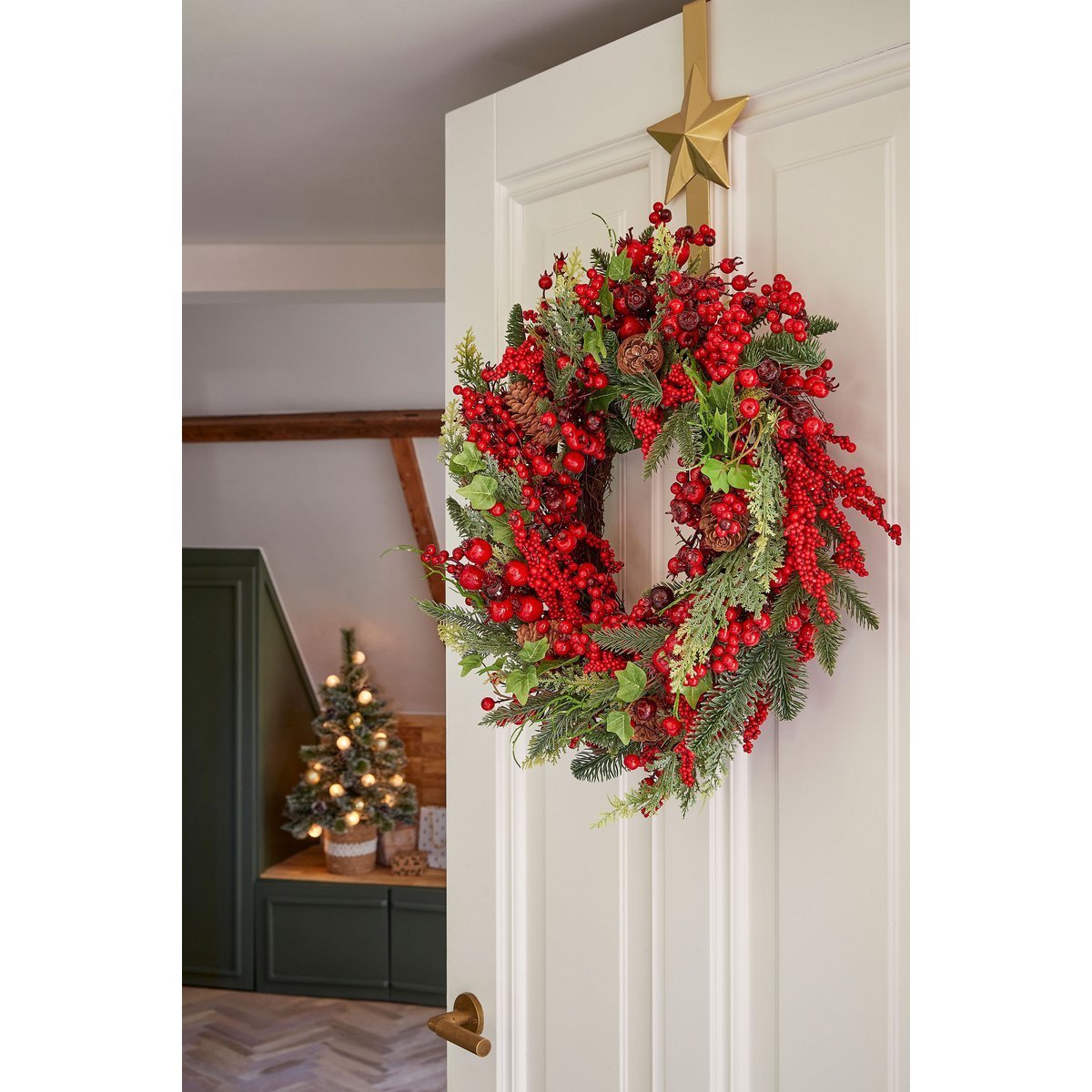 Norah Weihnachtskranz Ø40 cm mit Kiefernkegeln – Festliche Dekoration