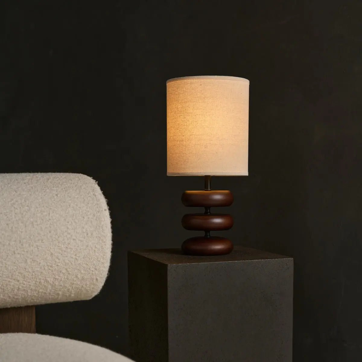 Lara Holztischlampe – Dunkelbraun mit Leinenschirm