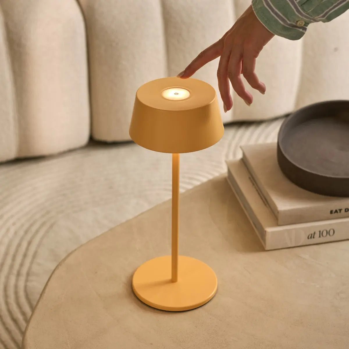 Hugo Tischlampe Amber Yellow – kabellos, dimmbar & wiederaufladbar