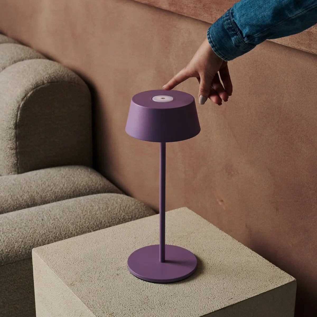 Hugo Violet Lila Tischlampe – Dimmbar, kabellos & wiederaufladbar