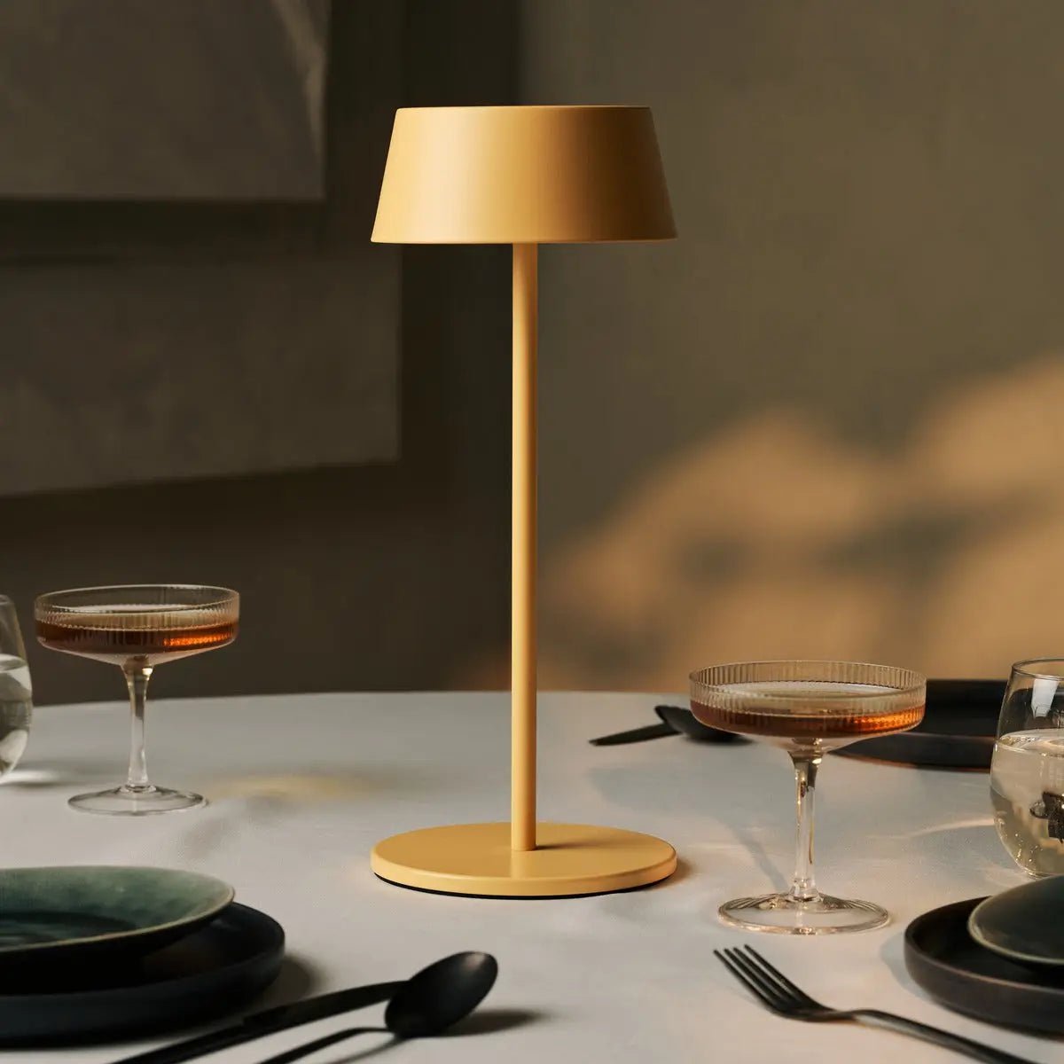 Hugo Tischlampe Amber Yellow – kabellos, dimmbar & wiederaufladbar
