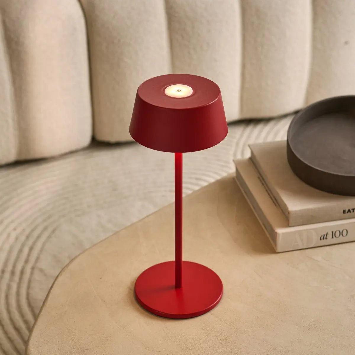 Hugo Berry Red – Wiederaufladbare Eisen-Tischlampe | Dimmbar, kabellos und stilvoll