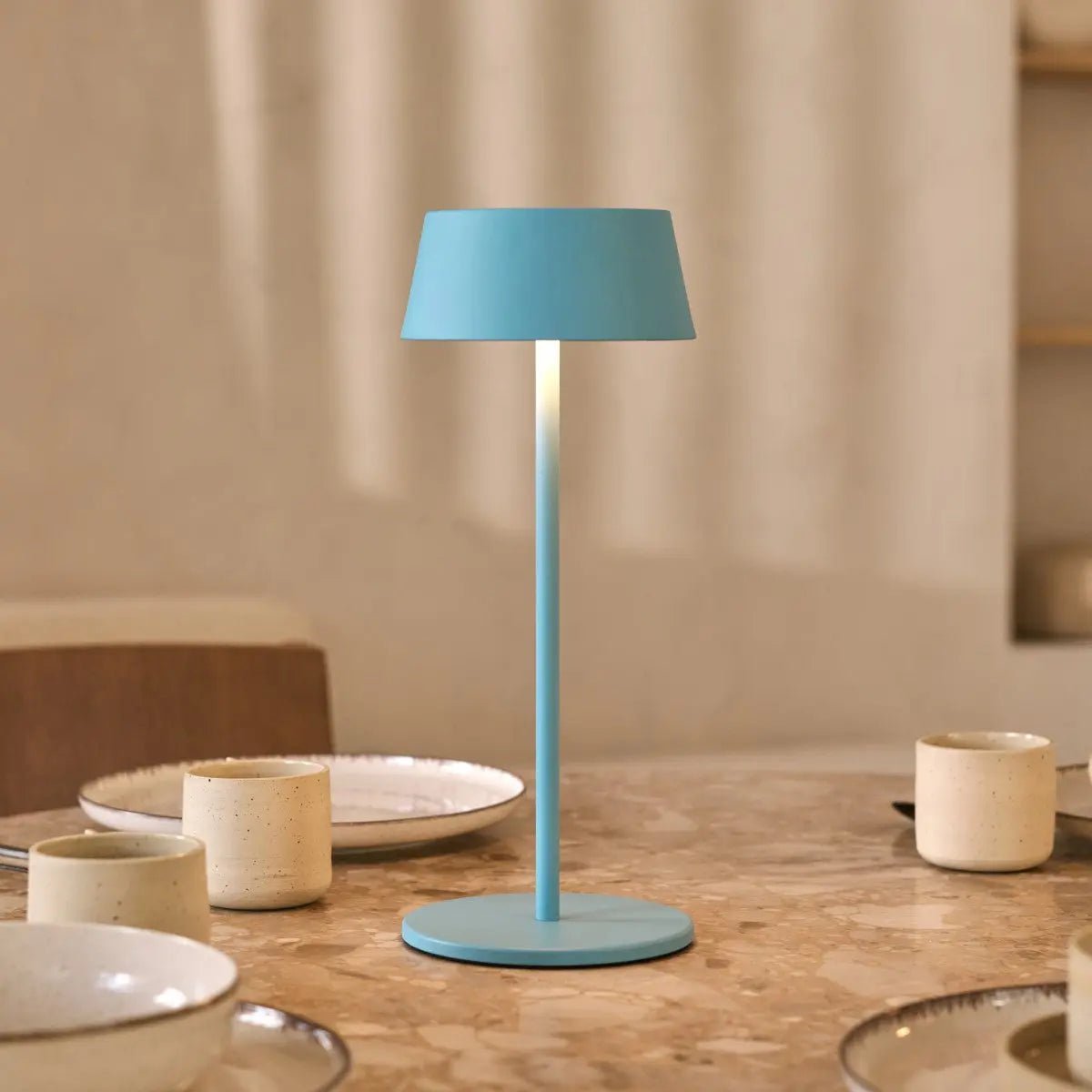Hugo Tischlampe Amsterdam Blue – Wiederaufladbar, kabellos & dimmbar