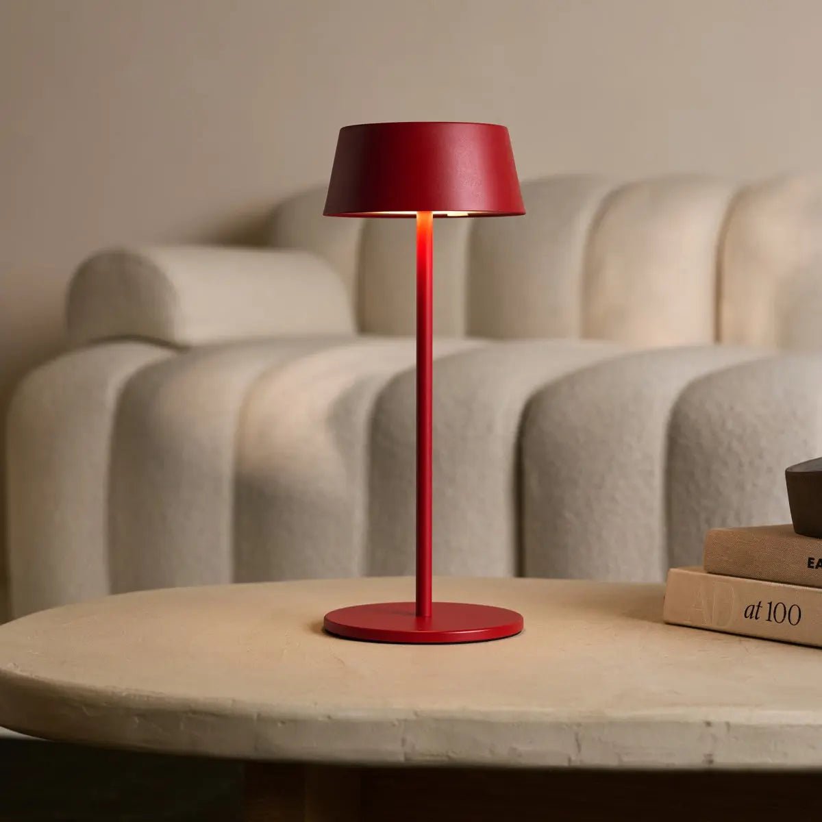 Hugo Berry Red – Wiederaufladbare Eisen-Tischlampe | Dimmbar, kabellos und stilvoll
