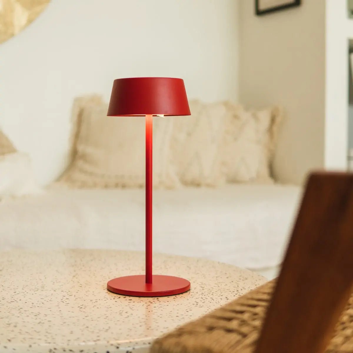 Hugo Berry Red – Wiederaufladbare Eisen-Tischlampe | Dimmbar, kabellos und stilvoll