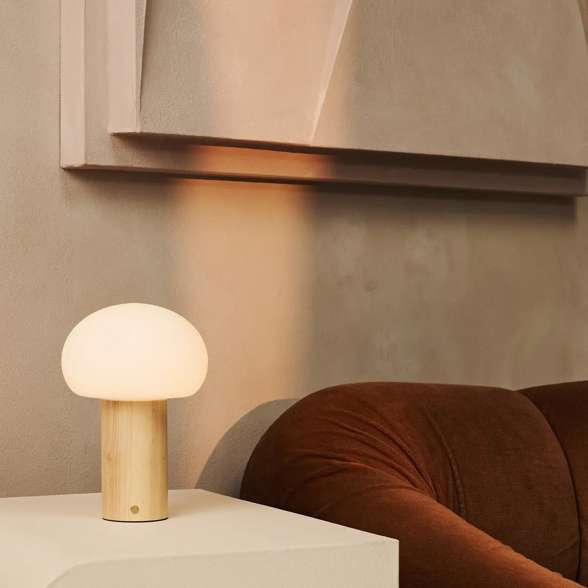 Sam Holztischlampe – Hellbraun mit Glas, wiederaufladbar & dimmbar
