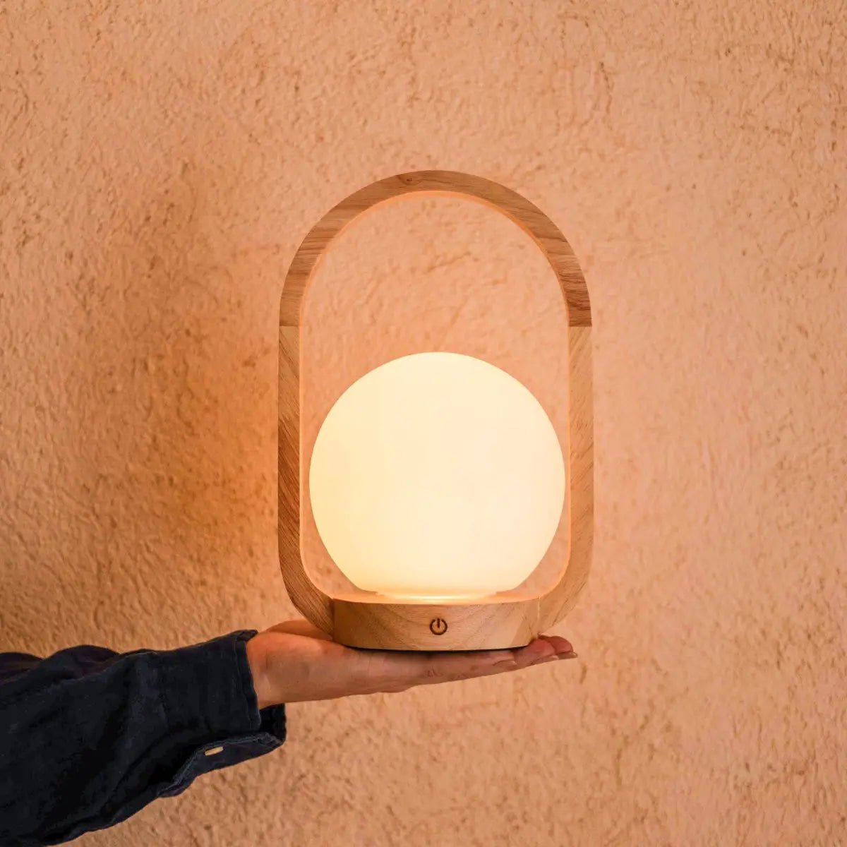 Skye Kabellose Tischlampe aus Holz – Dimmbar & Wiederaufladbar