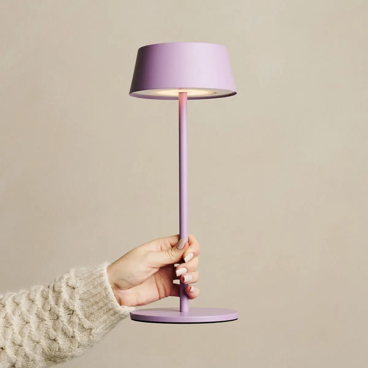 Hugo Violet Lila Tischlampe – Dimmbar, kabellos & wiederaufladbar