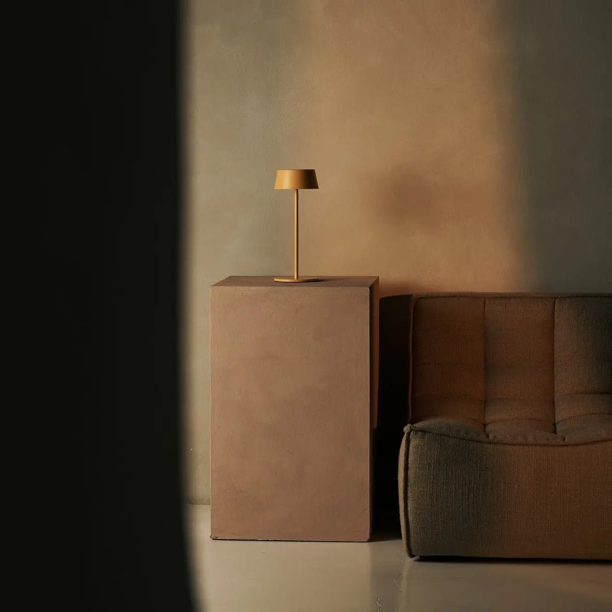 Hugo Tischlampe Amber Yellow – kabellos, dimmbar & wiederaufladbar