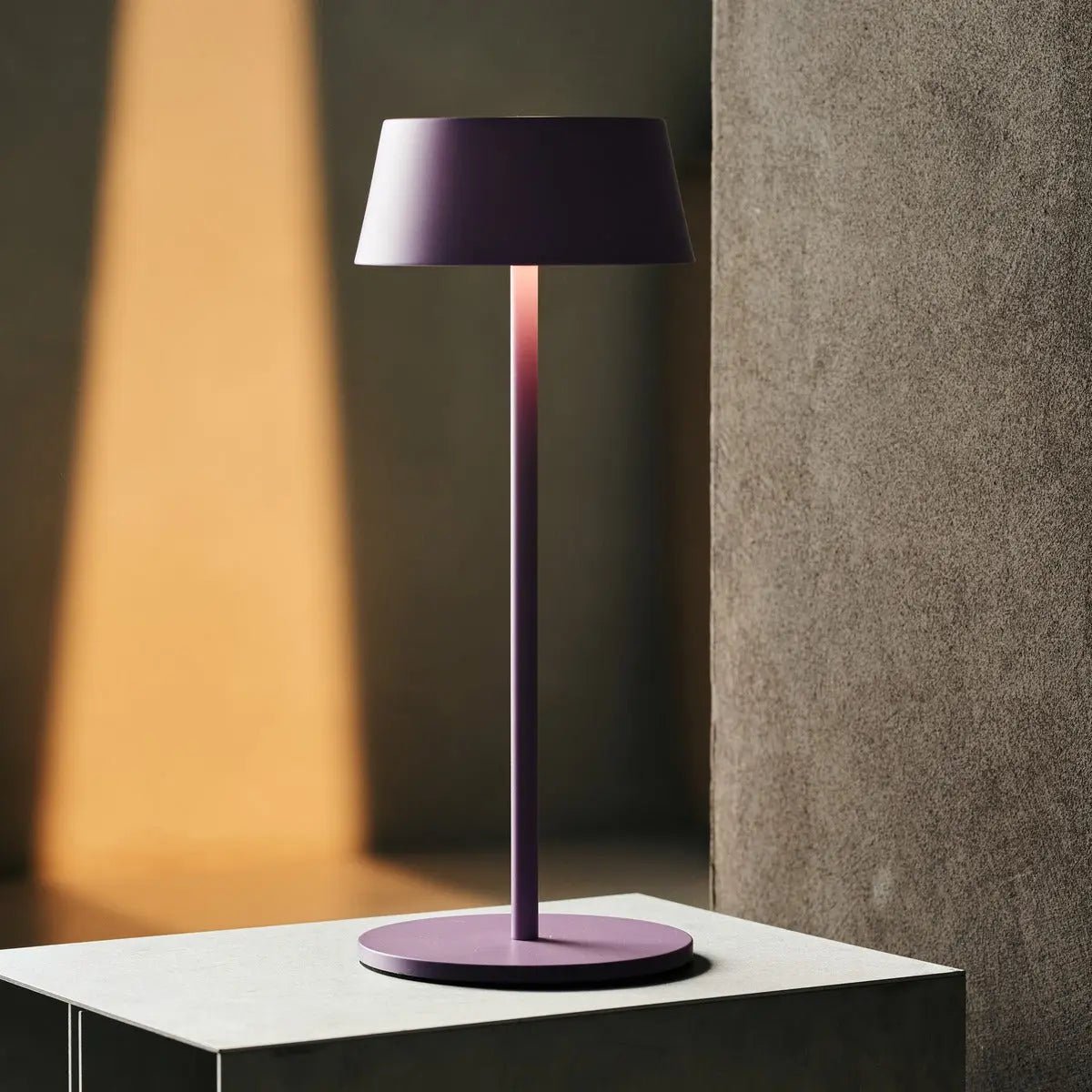 Hugo Violet Lila Tischlampe – Dimmbar, kabellos & wiederaufladbar